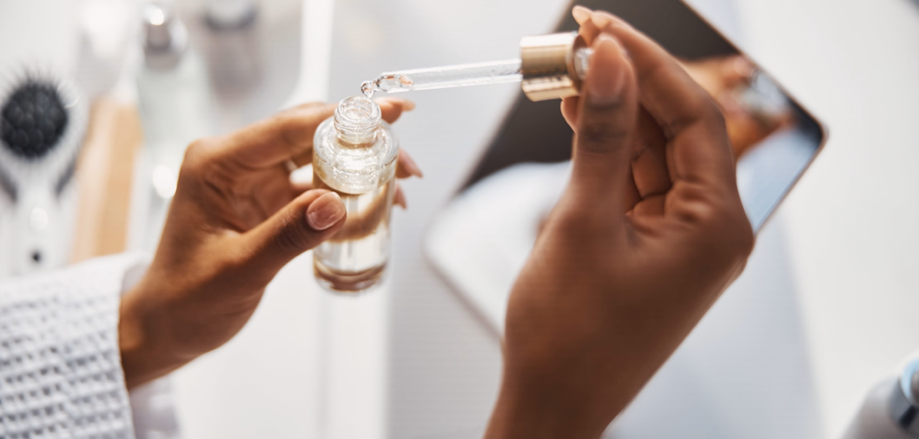 Woman applying serum with gold dropper during skin-cycling night step, part of the 4-night routine.